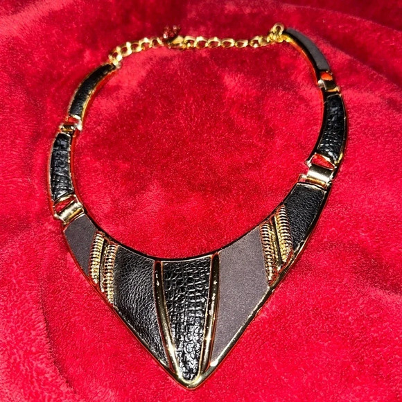 BCBG MaxAzria Vintage Glam Retro Curved Enamel Black  Gold Statement Necklace - Picture 4 of 14